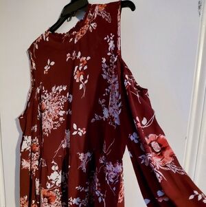 Bobeau Burgundy Floral Top Cold Shoulders, size 1X $15